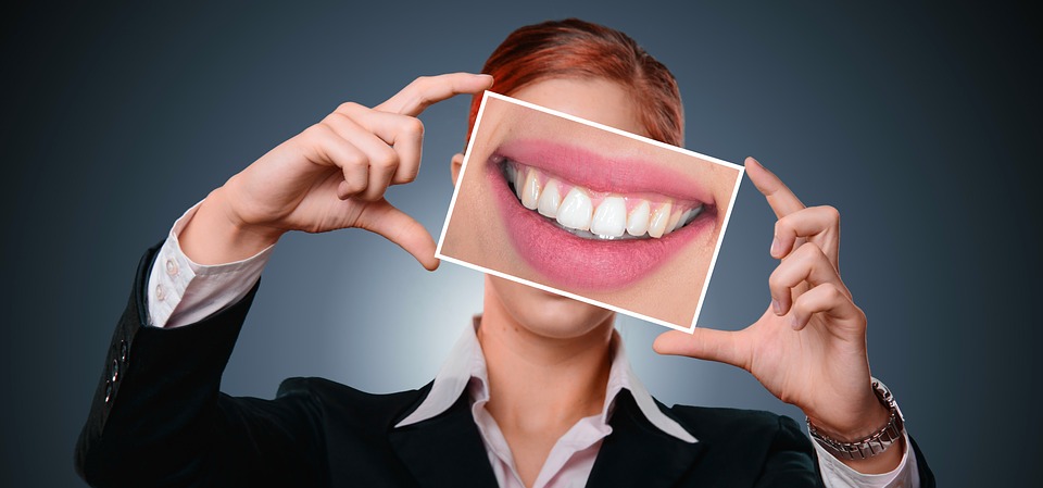 Profesjonalne wybielanie zębów – co warto mieć na uwadze?
